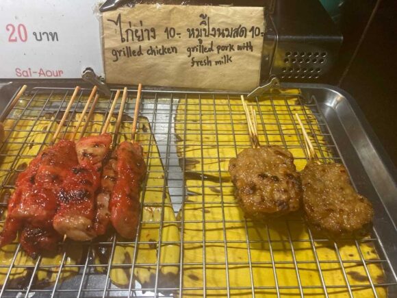 日本人向けのタイ料理人気おすすめ「ムーピン」（豚の串焼き）