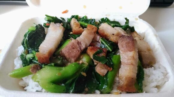 日本人向けタイ料理人気おすすめ③カナームークローブ（カイラン菜とカリカリ豚炒め）