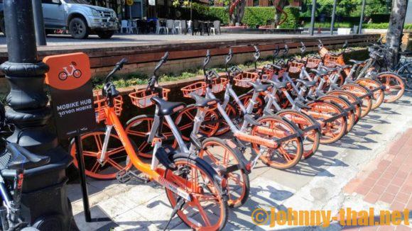 チェンマイ市内のオレンジ色の自転車モバイク
